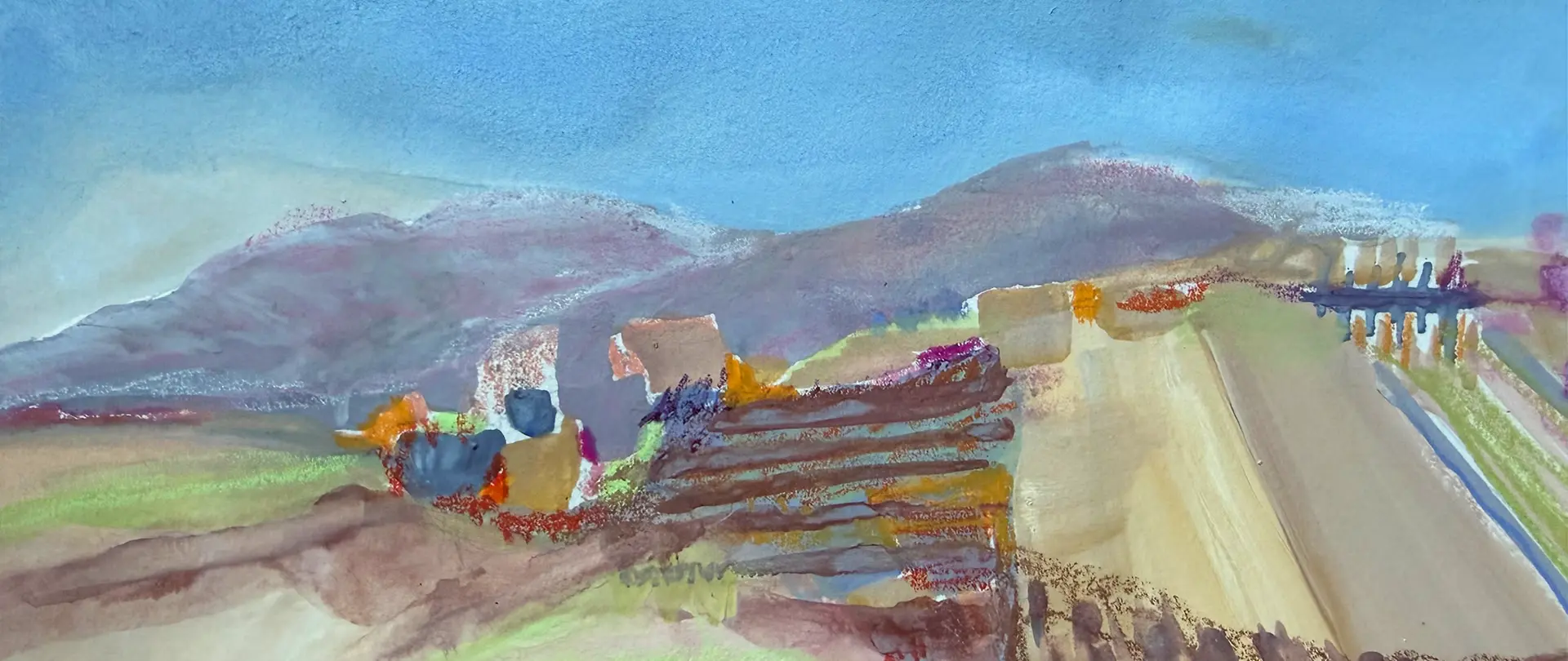 Abstrakte Landschaft mit Hügeln, Bauten und Wasser in pastellfarbenen Aquarell- und Kreidelementen kombiniert