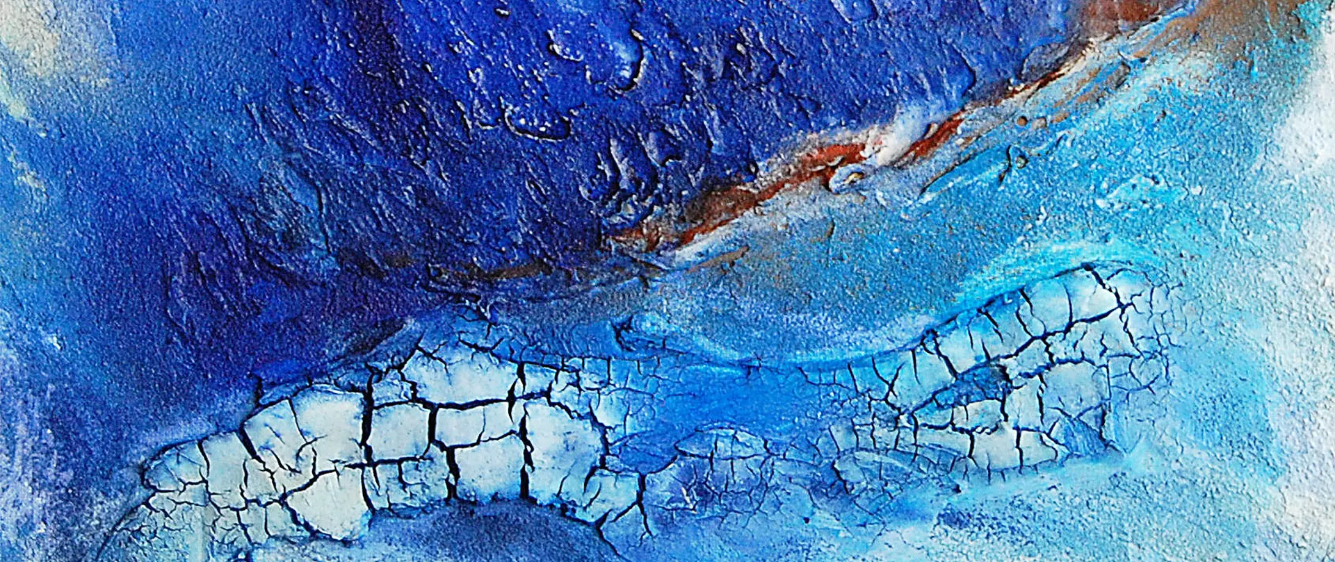 Abstrakte Malerei mit blau-weißen Strukturen, Rissen und Schichtungen, die Textur und Farbkontraste in einem experimentellen Kunstwerk zeigen