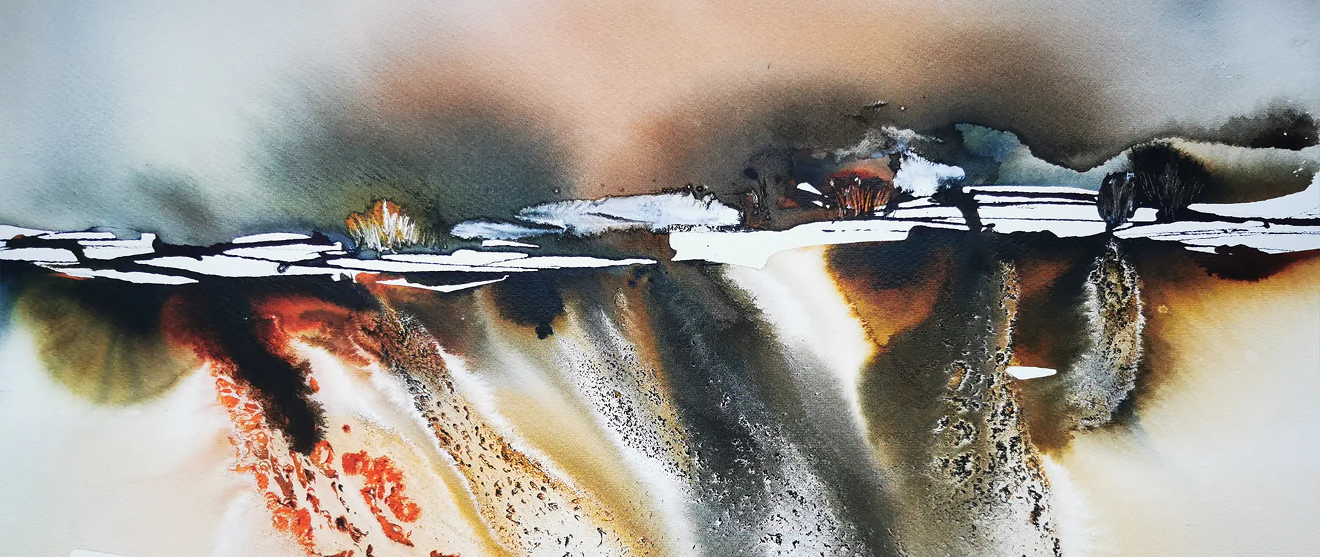 Fließende aquarellierte Landschaft mit abstrakten Strukturen in Braun-, Schwarz- und Orangetönen, die zwischen Gegenständlichkeit und Abstraktion wechseln