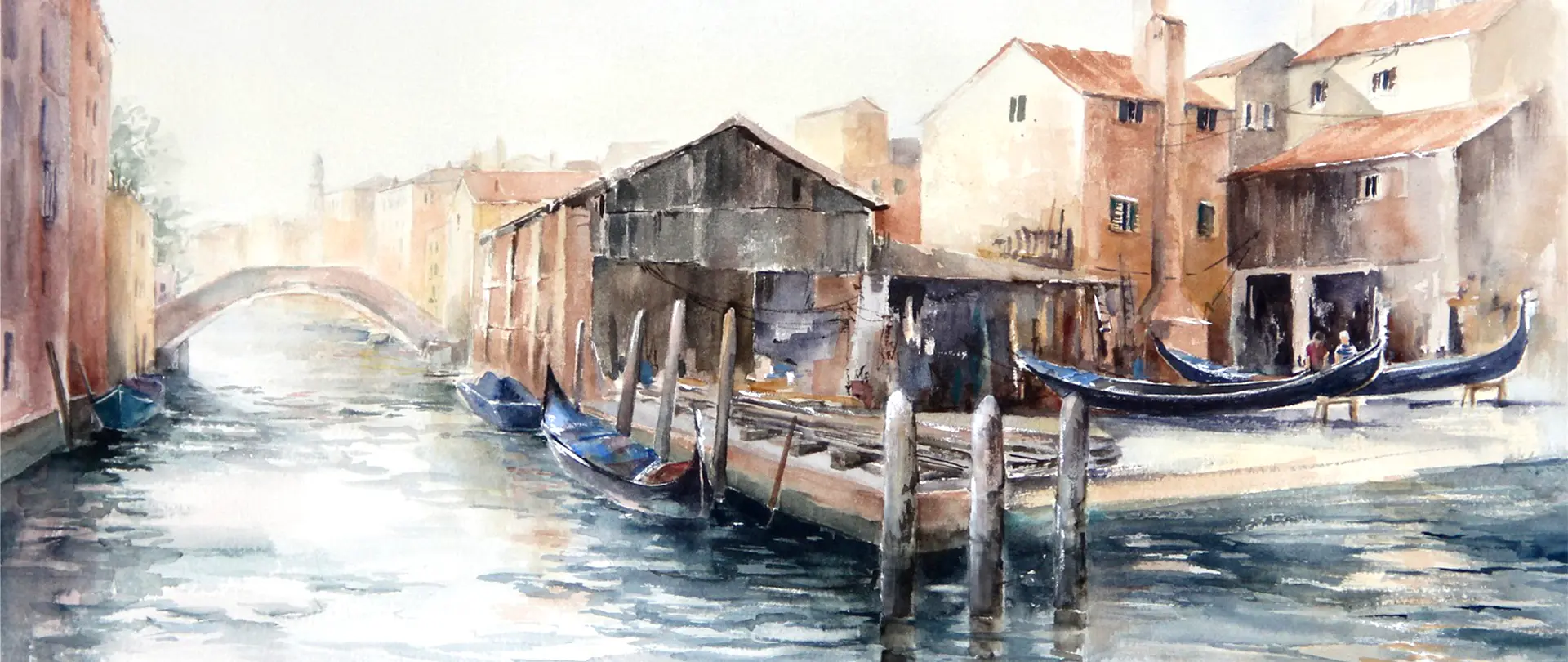 Aquarellmalerei von venezianischem Kanal mit Gondeln, alten Häusern und einer Brücke in sanften Farben und Lichtstimmung