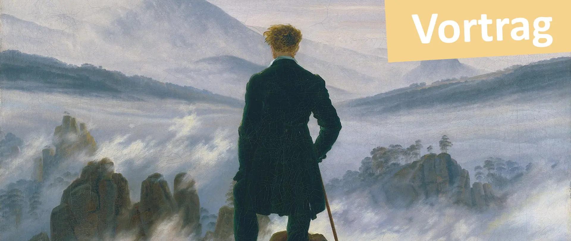 Mann steht auf Felsklippe und blickt auf neblige Berglandschaft, inspiriert von Gemälde „Der Wanderer über dem Nebelmeer“ von Caspar David Friedrich