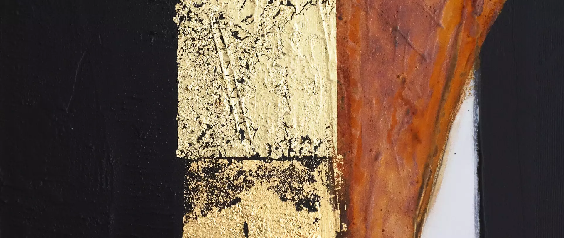 Abstraktes Gemälde mit Rost-, Schwarz-, Weiß- und Goldtönen in Acryl und Mischtechnik erstellt von artistravel Dozentin Helga Budde Engelke