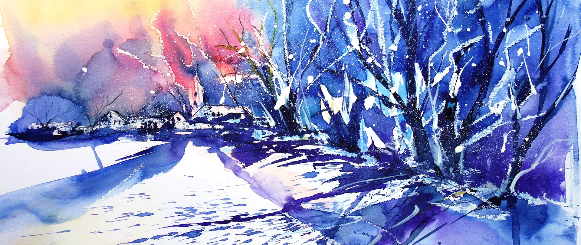 Winterliche Landschaft mit schneebedecktem Feld, kahlen Bäumen und einem Dorf im Hintergrund unter einem farbenfrohen Himmel, Aquarell erstellt von artistravel Dozentin Sabine Hilscher