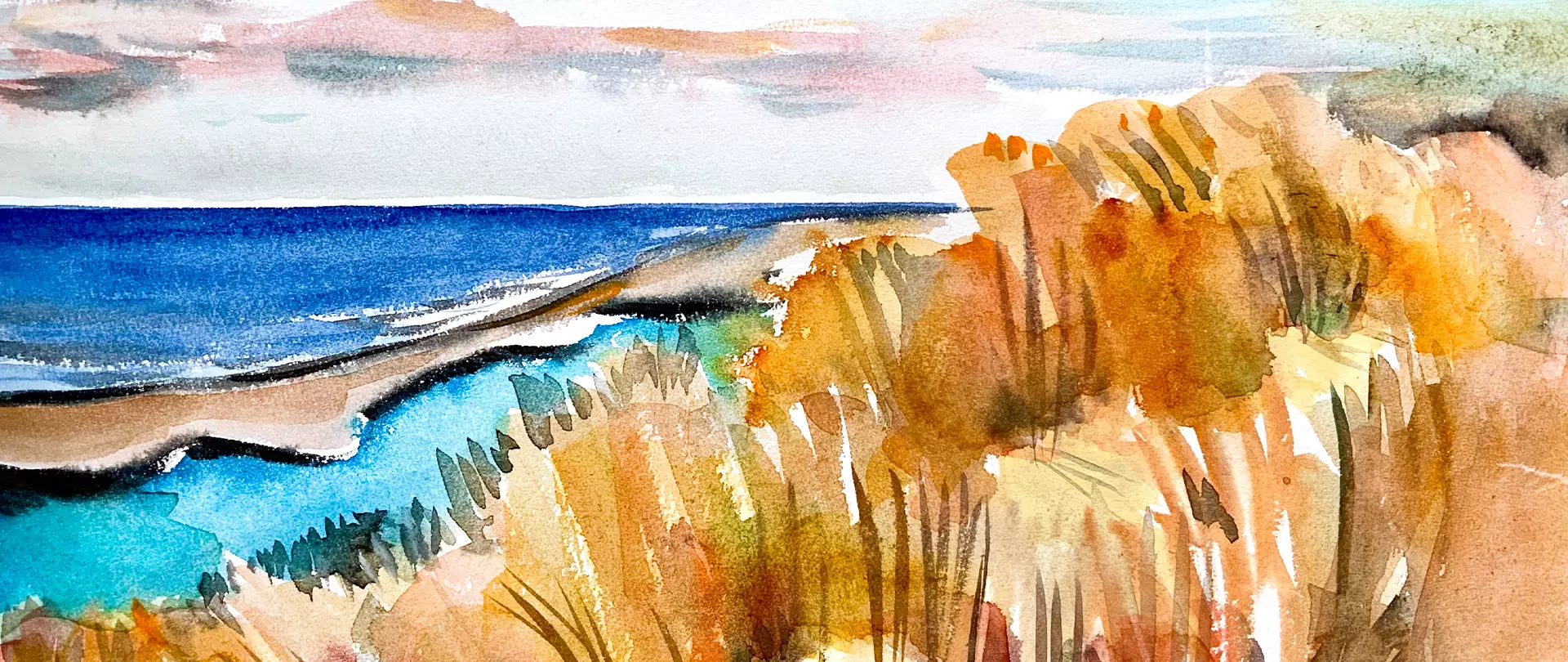 Aquarell zeigt eine Küstenlandschaft mit Meer, Strand und goldbraunen Dünen erstellt von artistravel Dozentin Sabine Nögel