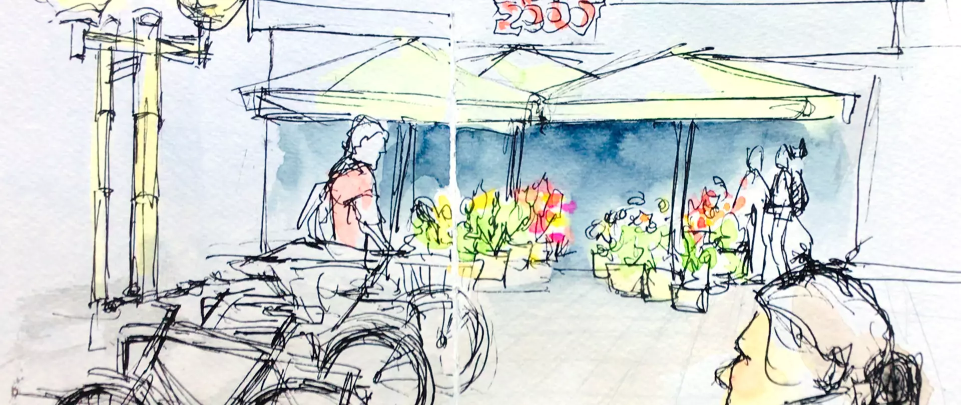Skizze eines Marktplatzes mit Fahrrädern, Blumenständen unter Sonnenschirmen und mehreren Personen erstellt von artistravel Dozentin Tanja Ulitzka