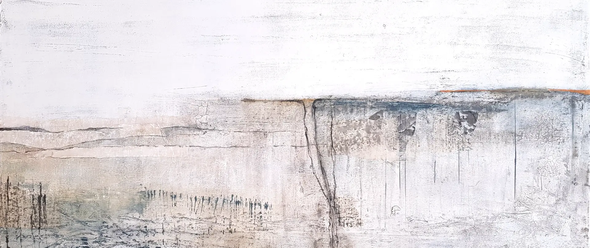 Abstrakte Landschaft mit zarten Strukturen, Lichtreflexen und weitläufiger Atmosphäre, die flüchtige Eindrücke und große Weite symbolisiert