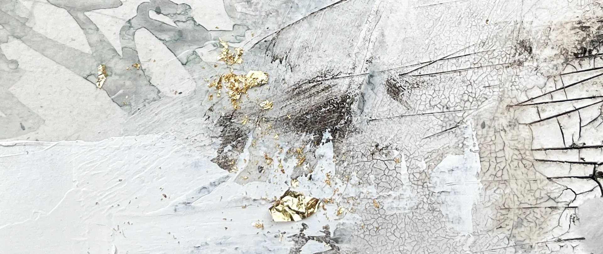 Leises Gold Abstrakte Kunst mit weiß-grauen Texturen und goldglänzenden Akzenten, die feine Details und Verwandlung symbolisieren