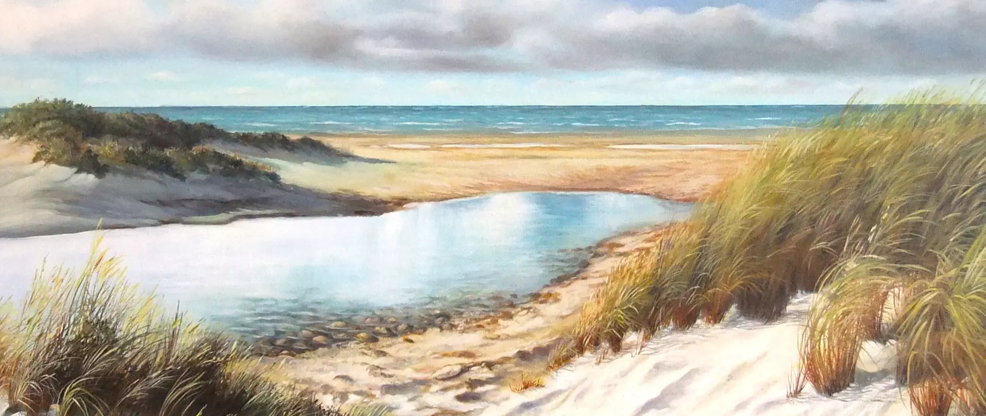 Dünen mit Gras, einen kleinen Teich und das Meer im Hintergrund unter bewölktem Himmel in Aquarell erstellt von artistravel Dozent Franz Schwarz