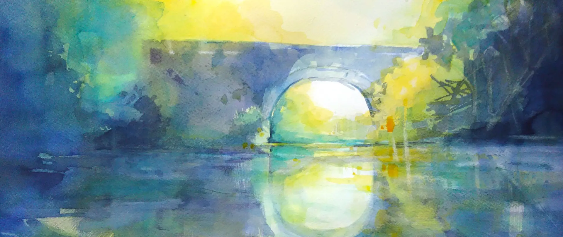 Aquarellmalerei einer Brücke mit Spiegelung im ruhigen Wasser und stimmungsvolle Farbverläufe in Blau, Gelb und Grün