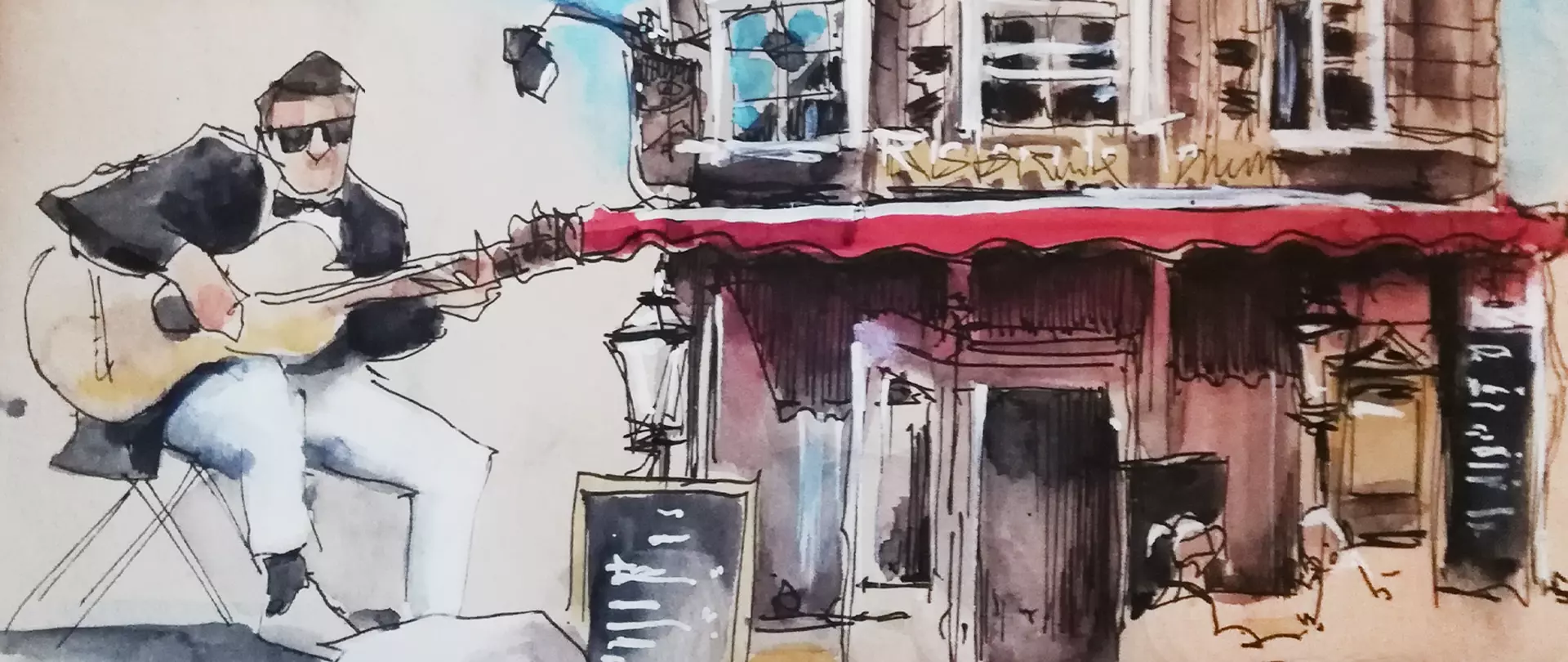 Urban Sketching zeigt eine Person mit Gitarre vor einem Gebäude mit rotem Markisendach und geöffneten Fenstern erstellt von artistravel Dozent Gris