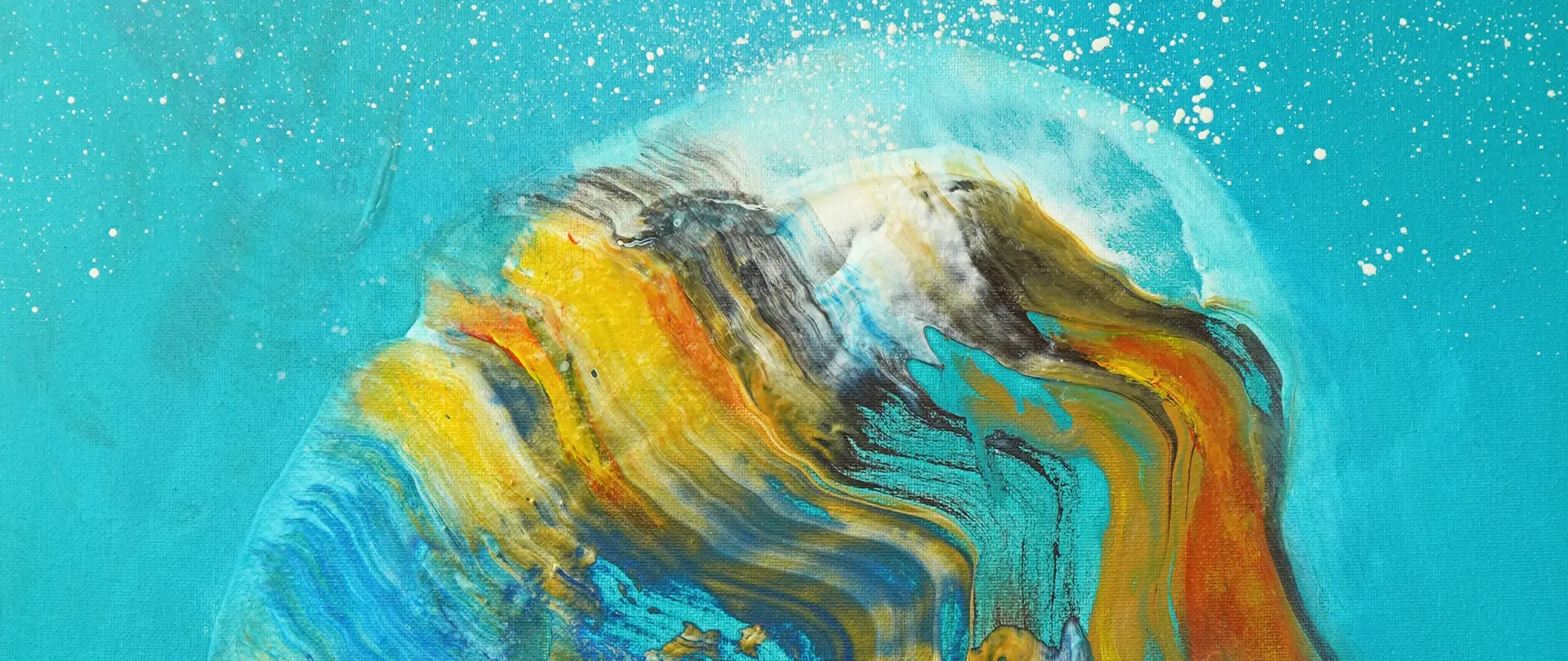 Abstrakte Acrylmalerei mit lebendigen Farben und dynamischer Struktur, die kreative Entwicklung und kompositorisches Wissen im Malerei-Kurs symbolisiert