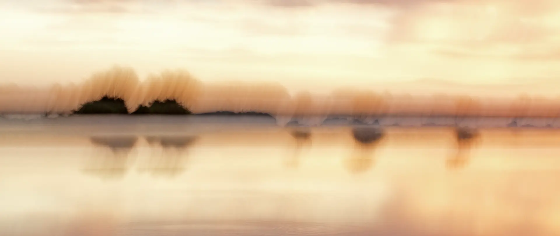 Moorlicht Moorlandschaft bei Dämmerung mit mystischem Licht und spiegelnder Wasserfläche als Ausdruck fotografischer Kontemplation rund um Worpswede