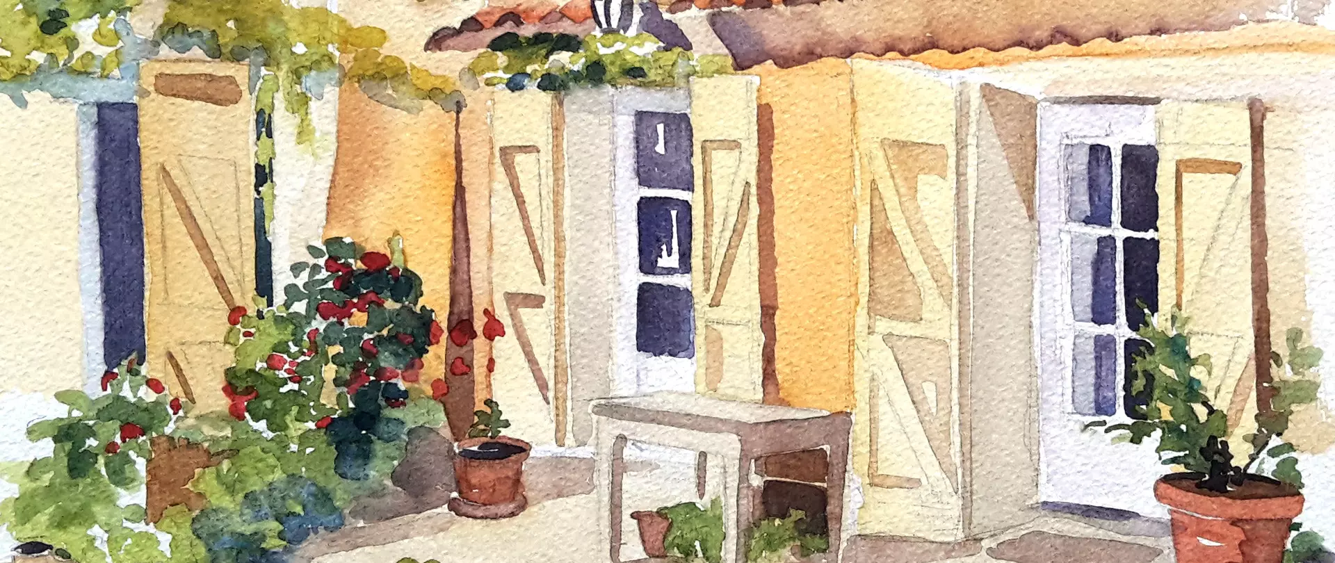 Aquarell eines Hauses mit gelben Wänden, weißen Fensterläden und einer Bank vor der Tür, umgeben von Blumentöpfen mit roten und grünen Pflanzen erstellt von artistravel Dozentin Karin Gorgas