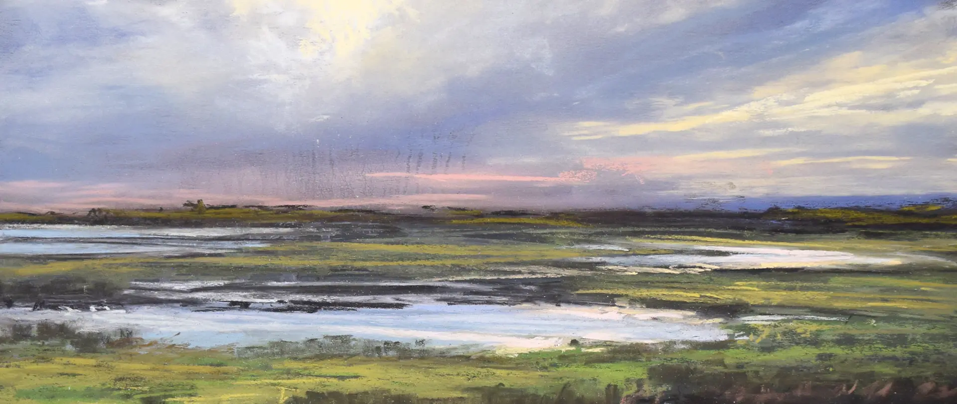 Weite Pastellmalerei eines nordischen Himmels über offener Landschaft mit Seen und grünen Flächen unter wechselnden Wolken