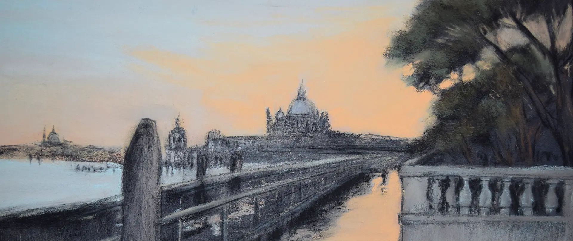 Venedig-Szene bei Sonnenuntergang mit Pastellzeichnung von Brücke, Wasser und der Silhouette der Basilika Santa Maria della Salute im warmen Abendlicht