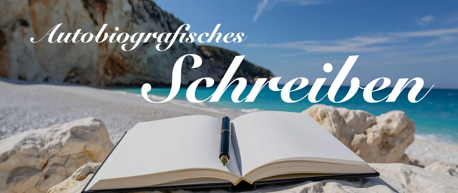 Offenes Notizbuch mit Stift auf Felsen am Strand, im Hintergrund Meer und Klippen, Text 'Autobiografisches Schreiben'