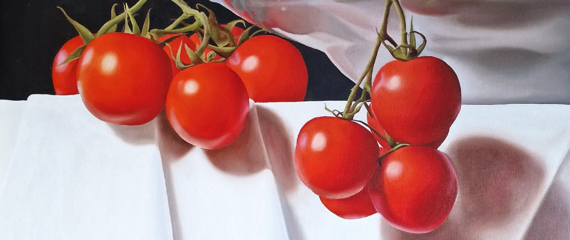 Knallrote Tomaten an grünen Stielen auf weißem Stoff in realistischer, farbintensiver Ölmalerei mit klarer Struktur und plastischer Darstellung