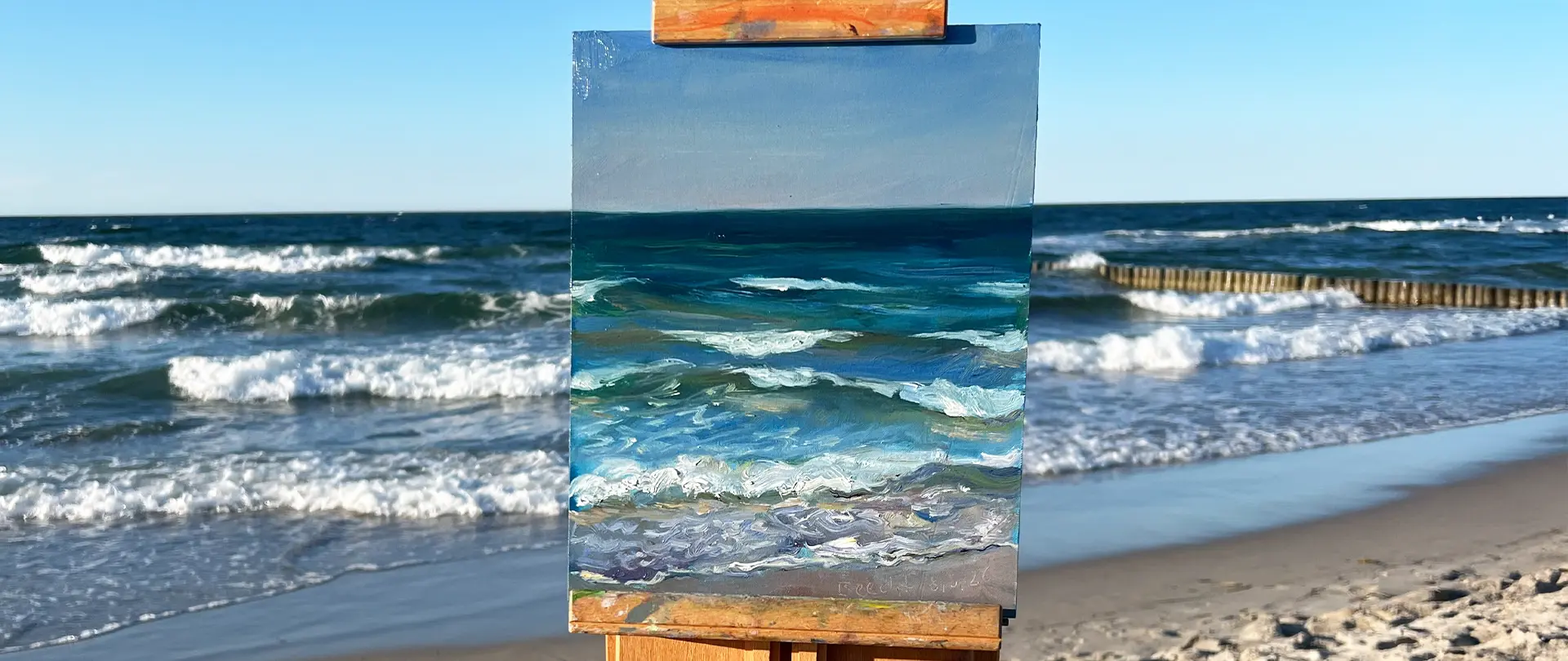Plein Air malen an der Ostsee Leinwand mit Meereswellenmalerei vor realer Ostsee mit Sandstrand und Wellen im Plein Air Malkurs