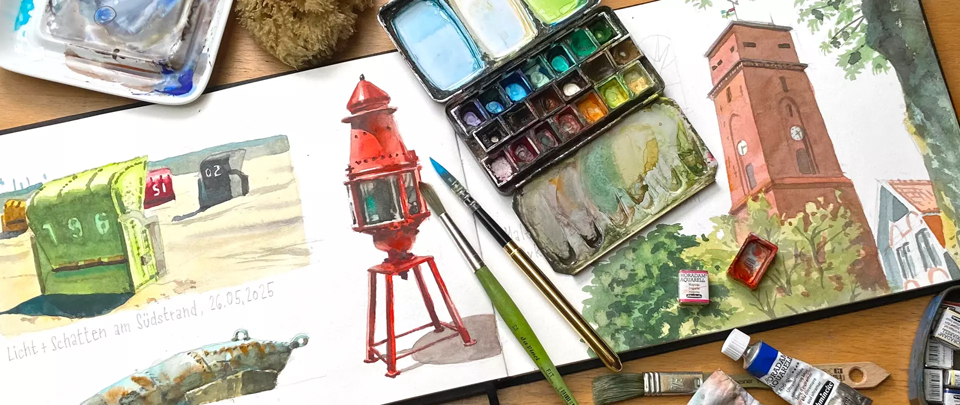Aquarell-Skizzenbuch mit maritimen Motiven, Pinseln und Farbkasten zum Erlernen von Reiseskizzen am Meer mit Stift und Pinsel