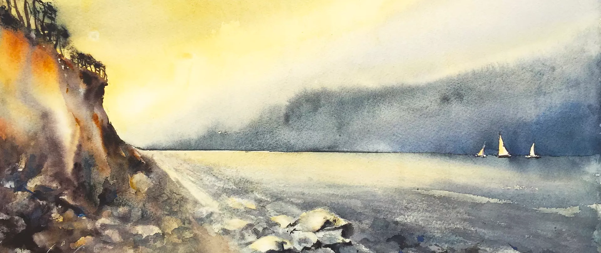 Aquarell zeigt eine felsige Küste mit drei Segelbooten auf ruhigem Wasser unter einem gelblichen Himmel erstellt von artistravel Dozentin Ulrike Walther