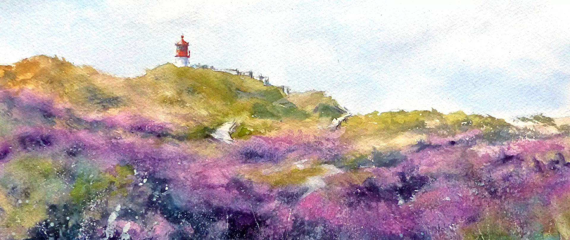 Aquarell einer Landschaft mit violetten Blumen im Vordergrund und einem Leuchtturm auf einem Hügel im Hintergrund erstellt von artistravel Dozentin Wiebke Meier