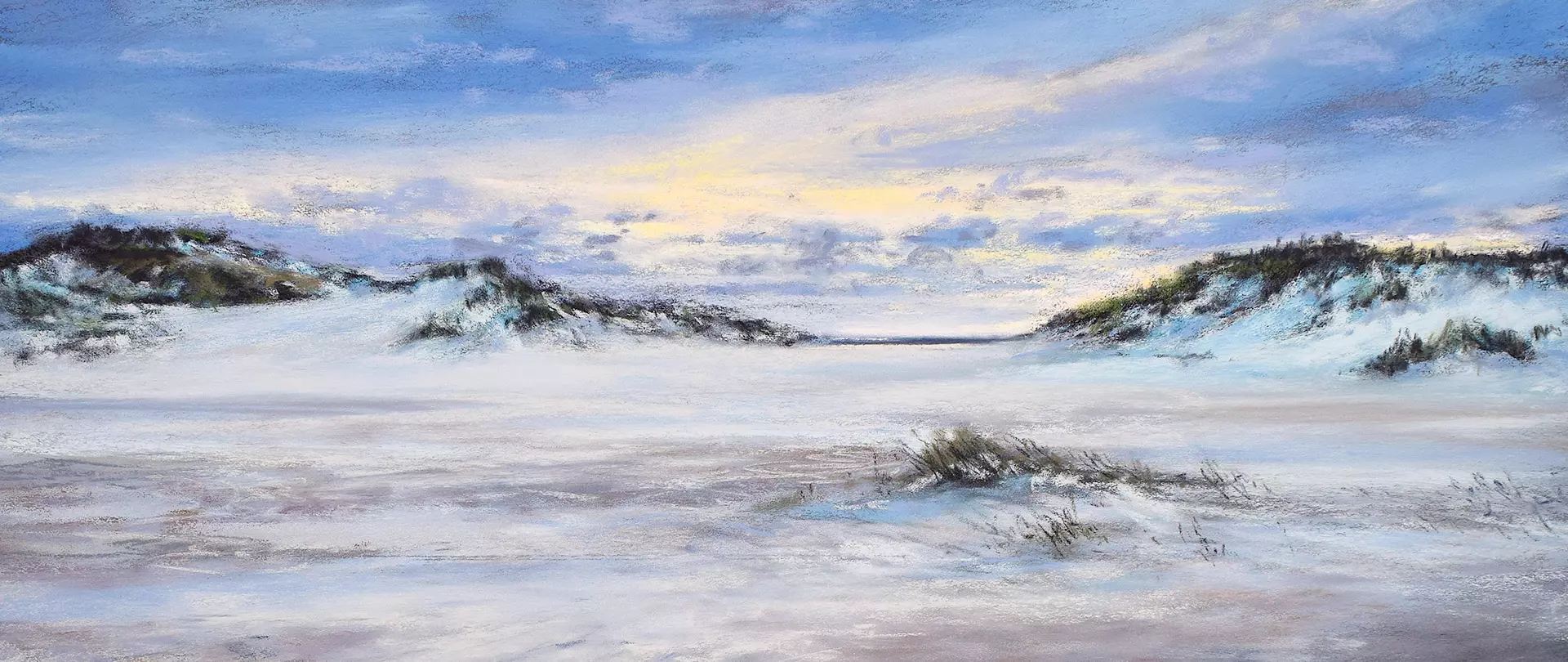 Pastellmalerei einer winterlichen Dünenlandschaft mit schneebedeckten Hügeln und einem hellen, wolkigen Himmel bei Sonnenuntergang erstellt von artistravel Dozentin Martina Zingler