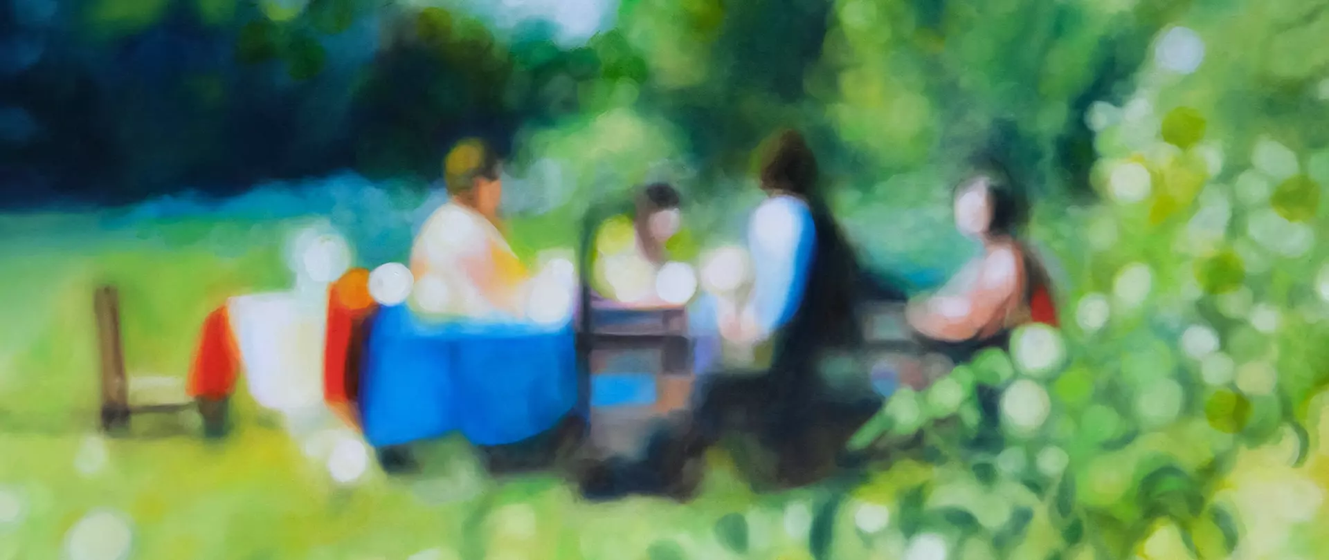 Bilddatei auswählen: bearbeitet-theora-krummel-acryl-frühling-2026.jpg Kontext beschreiben (optional): acryl   Ich habe die Daten­schutz­erklä­rung gelesen und bin mit der Ver­arbei­tung meiner Daten ein­ver­standen.  Hochladen Vorschlag Acrylgemälde mit unscharfen Figuren, die an einem Tisch im Freien sitzen, umgeben von grünem Gras und Bäumen im Frühling erstellt von artistravel Dozentin Theora Krummel