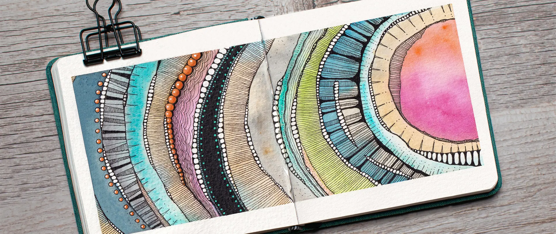 Color & Lines - experimentell mit Aquarell und Fineliner Abstrakte Aquarellformen kombiniert mit feinen, grafischen Linienmustern in einem Skizzenbuch, umgesetzt mit experimentellen Farbverläufen und detaillierten Fineliner-Zeichnungen