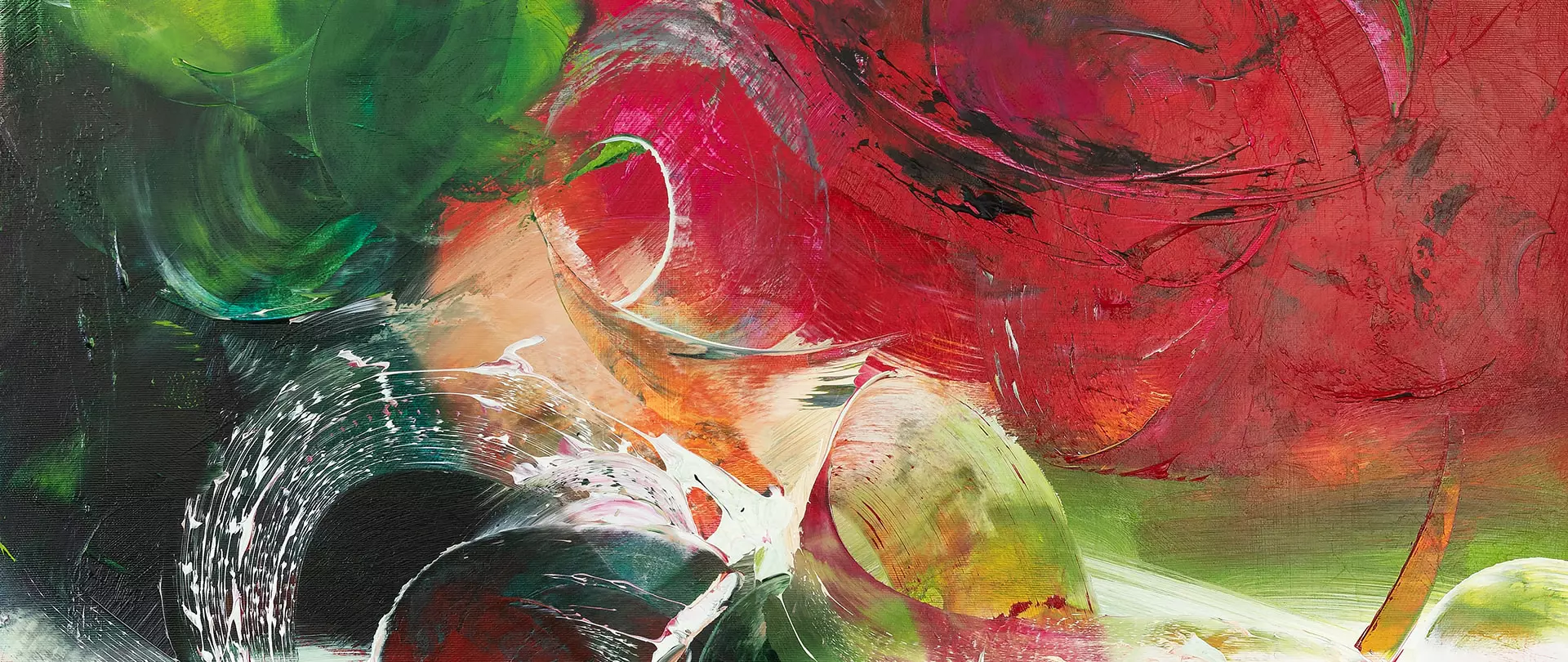 Abstraktes Acrylgemälde mit dynamischen Pinselstrichen in Rot, Grün, Schwarz und Weiß erstellt von artistravel Dozentin Christiane Middendorf