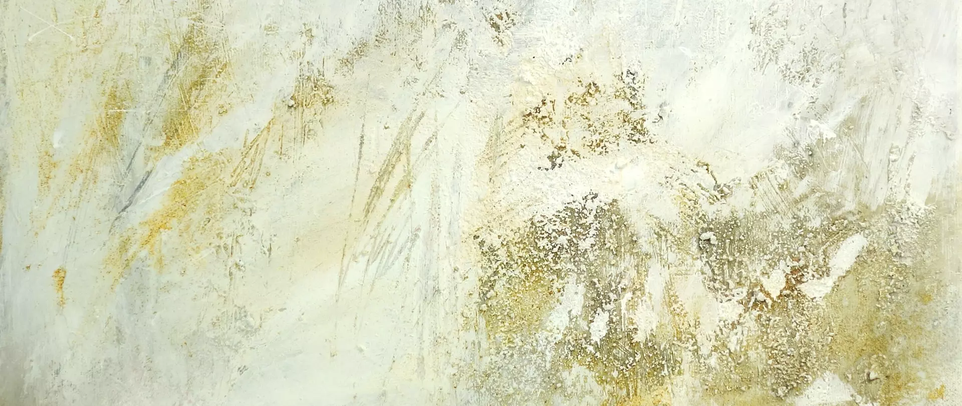 Weißer Hintergrund mit zarten Rost- und Goldnuancen, die unterschiedliche Schattierungen und Lichtspiel zeigen