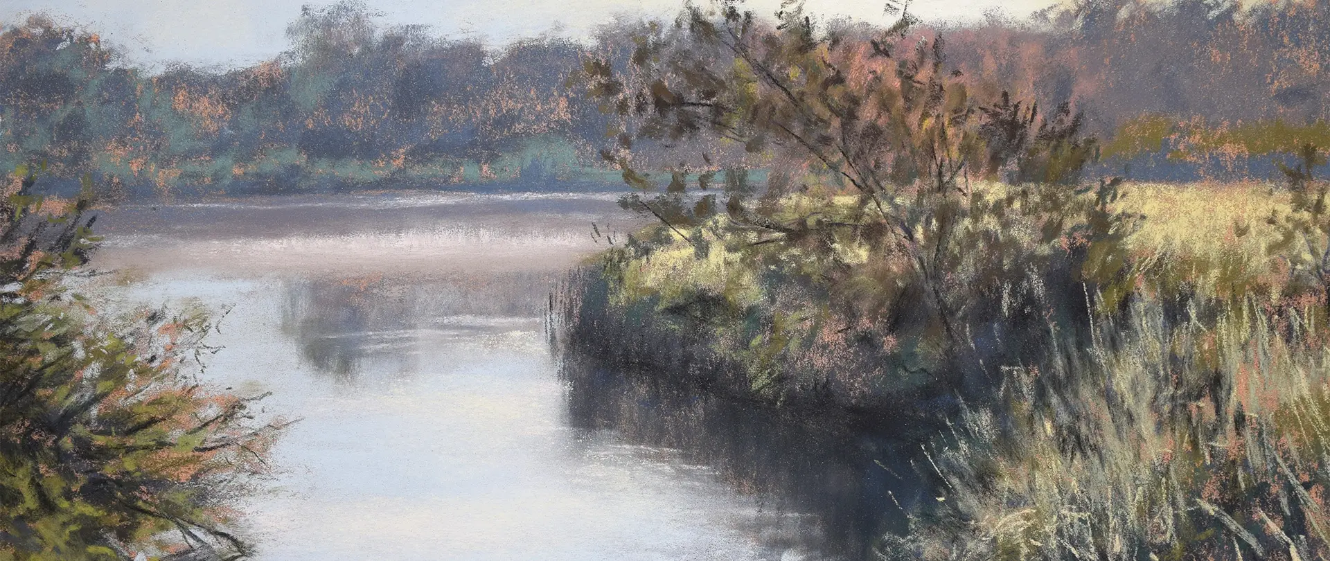 Sanfte pastellfarbene Morgendlandschaft mit Flussufer und herbstlich gefärbten Bäumen im Nebel, vermittelt ruhige Stimmung und Naturimpression