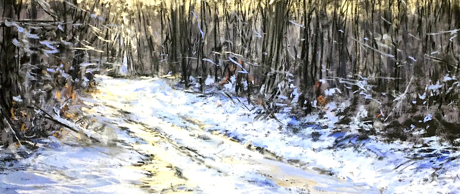 Winterlicher Waldweg mit Schnee und kahlen Bäumen, Pastellzeichnung zeigt ruhige Winterlandschaft nach Sonnenuntergang