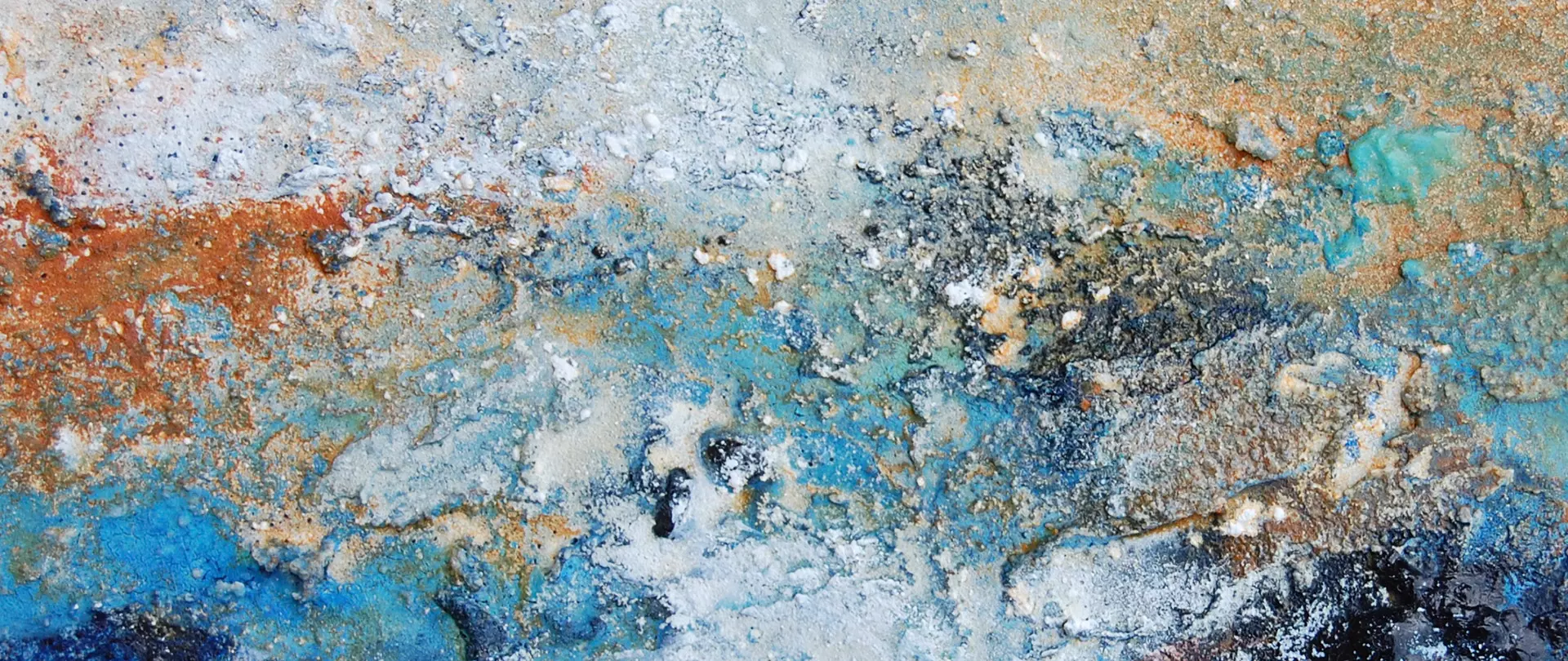 Acrylgemälde mit abstrakten Strukturen in Blau-, Weiß- und Brauntönen