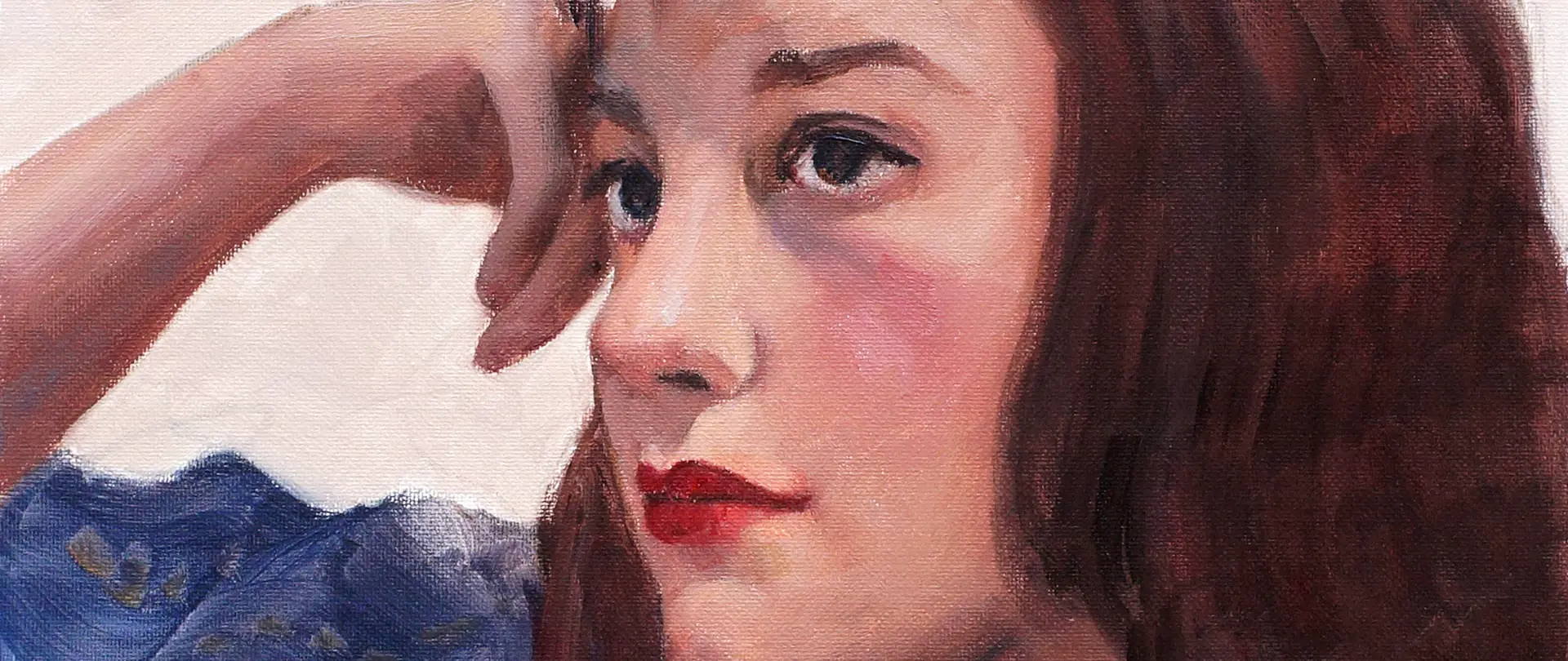 Porträt einer nachdenklichen Frau in Öl gemalt mit rotem Lippenstift und blauem Kleid, Fokus auf Gesichtsausdruck und Licht- Schatten-Effekten