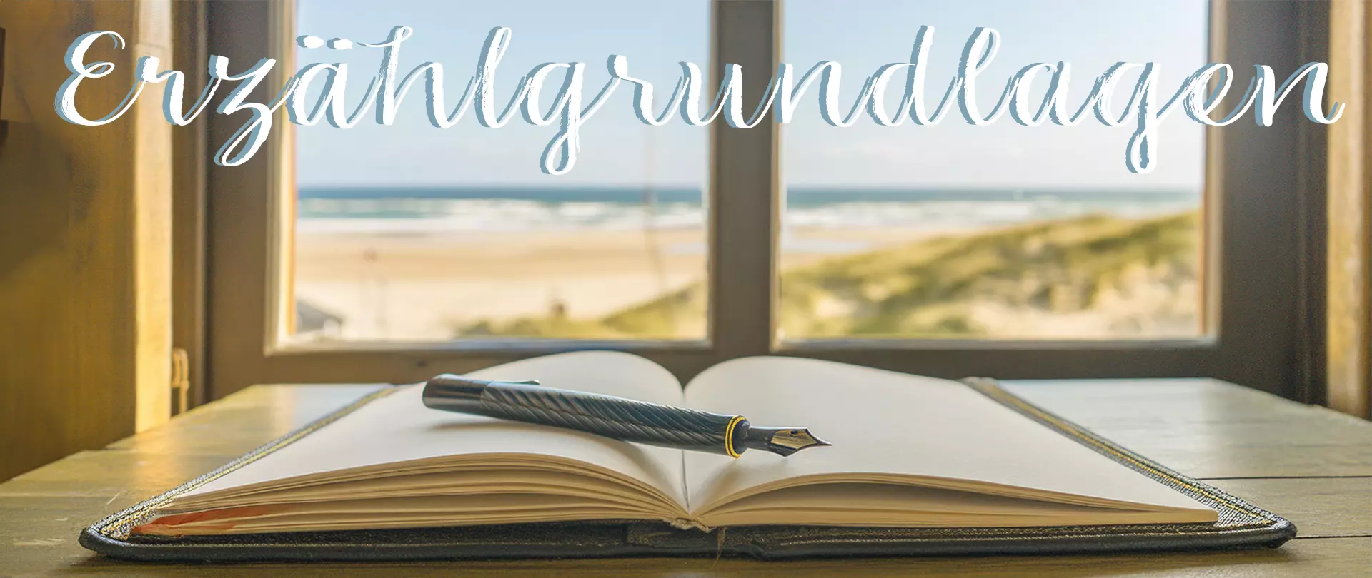 Offenes Notizbuch mit Füllfederhalter vor Meerblick und Strand im Kurs "Grundlagen des Erzählens – Schreiben am Meer" für kreatives Schreiben und Geschichten