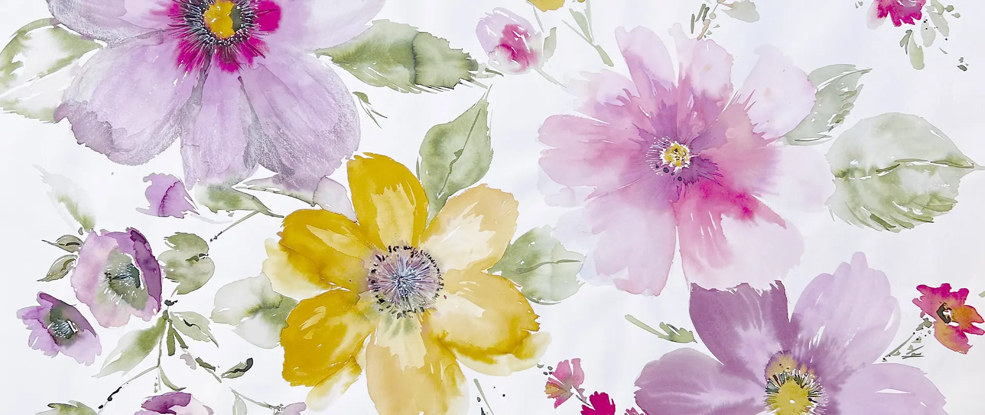 Bunte, abstrakt aquarellierte Blumen in Gelb und verschiedenen Lavendeltönen mit grünen Blättern auf weißem Hintergrund