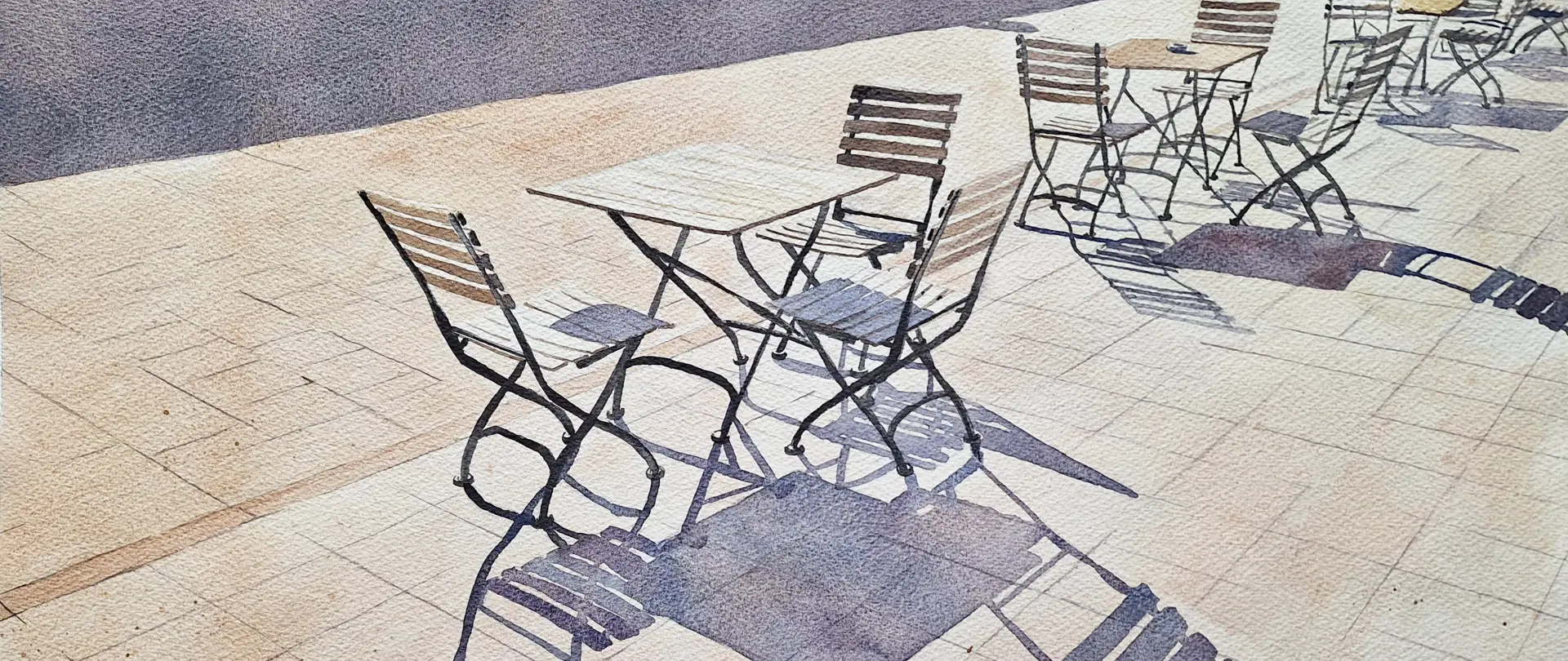 Leere Bistrotische und Stühle mit deutlichen Schatten auf gepflastertem Boden in Aquarelloptik mit Fokus auf Licht und Schatten