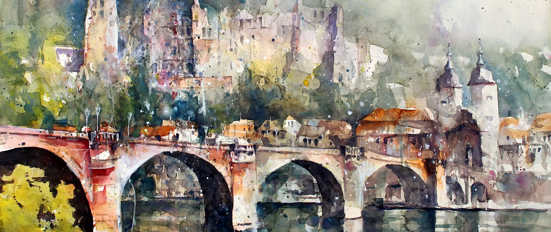 Aquarellmalerei einer historischen Stadt mit Brücke, Fluss und alten Gebäuden in nebliger, atmosphärischer Stimmung