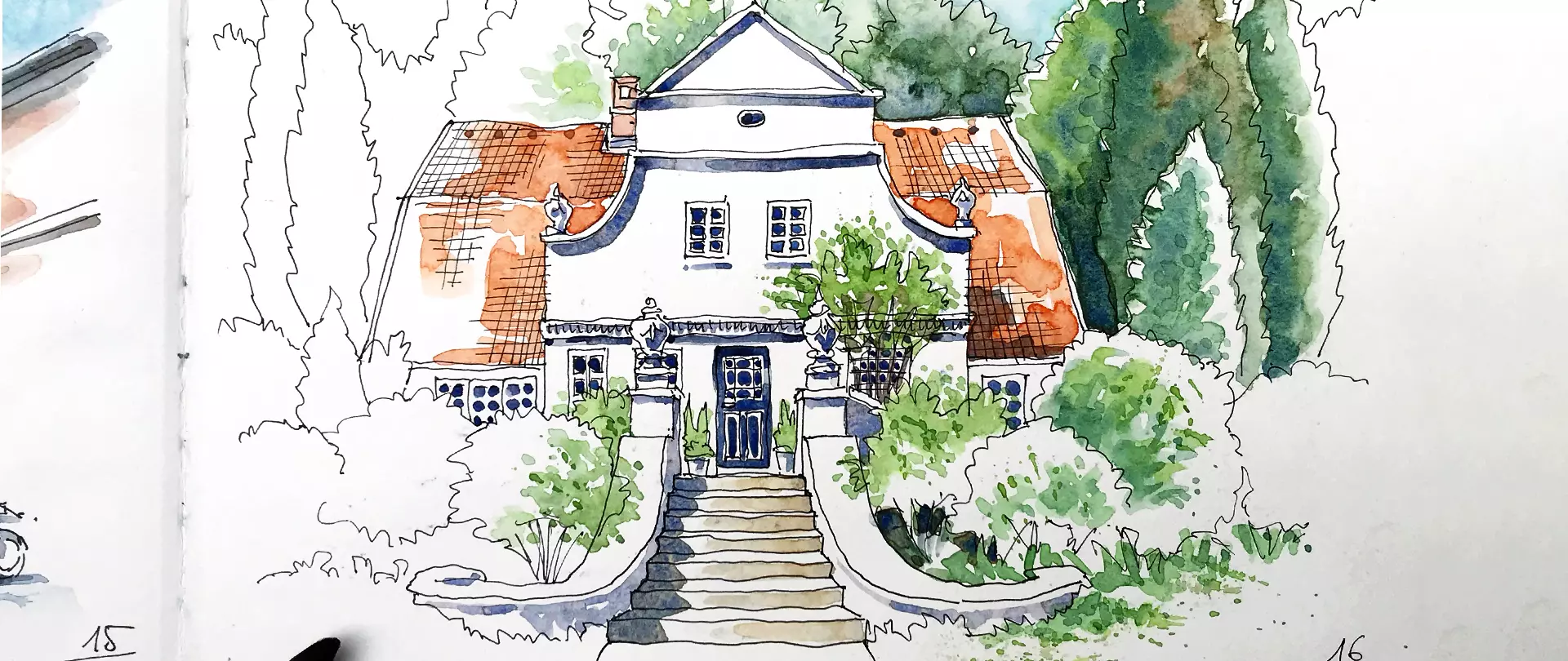 Urban Sketching einer zweistöckigen Villa mit roten Ziegeldächern, Treppe zum Eingang und umgebenden Bäumen und Sträuchern erstellt von artistravel Dozent Hans Christian Sanladerer