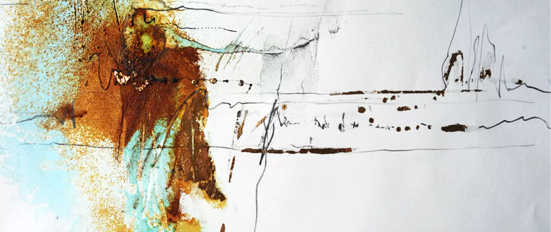 Abstraktes Kunstbild mit rotem Rost, goldenen Farbakzenten und feinen schwarzer Schriftlinien auf hellem Hintergrund