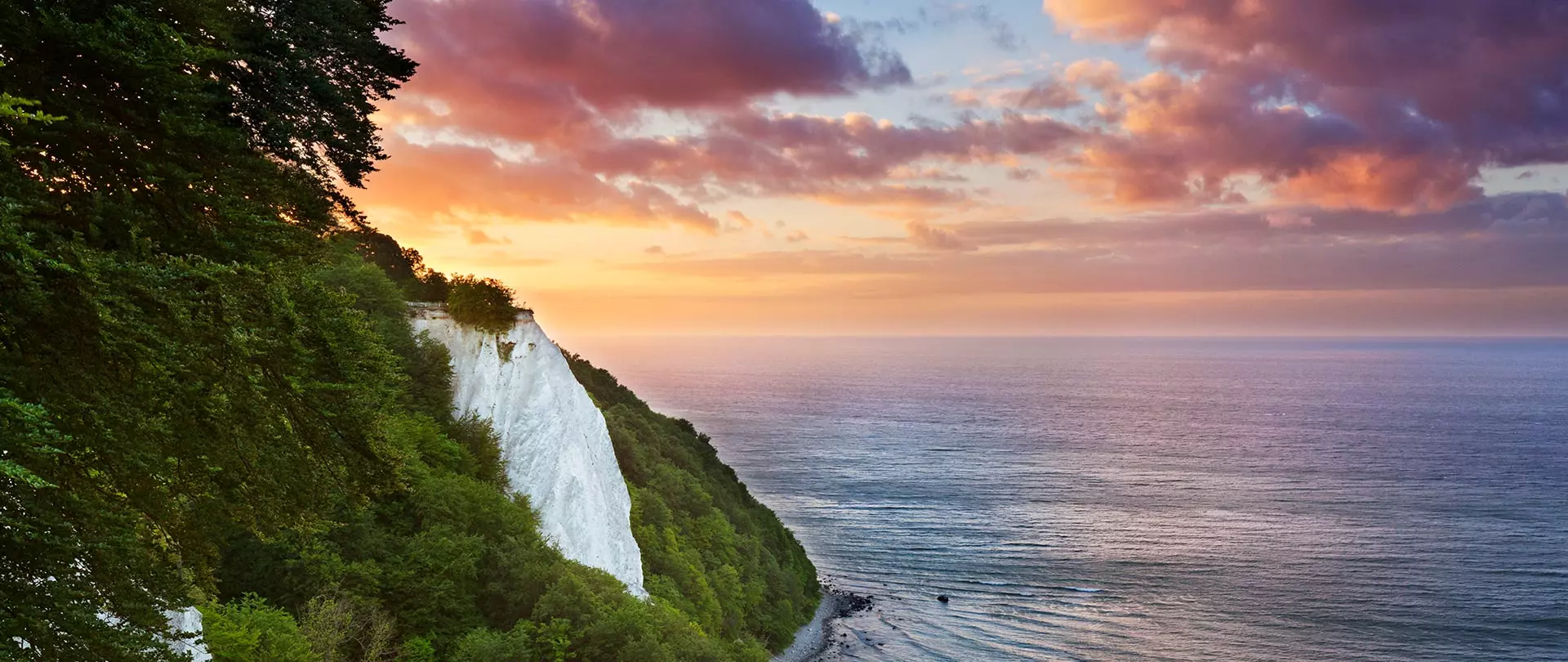 Kreidefelsen mit Blick aufs Meer in romantischer Sonnuntergangsstimmung.