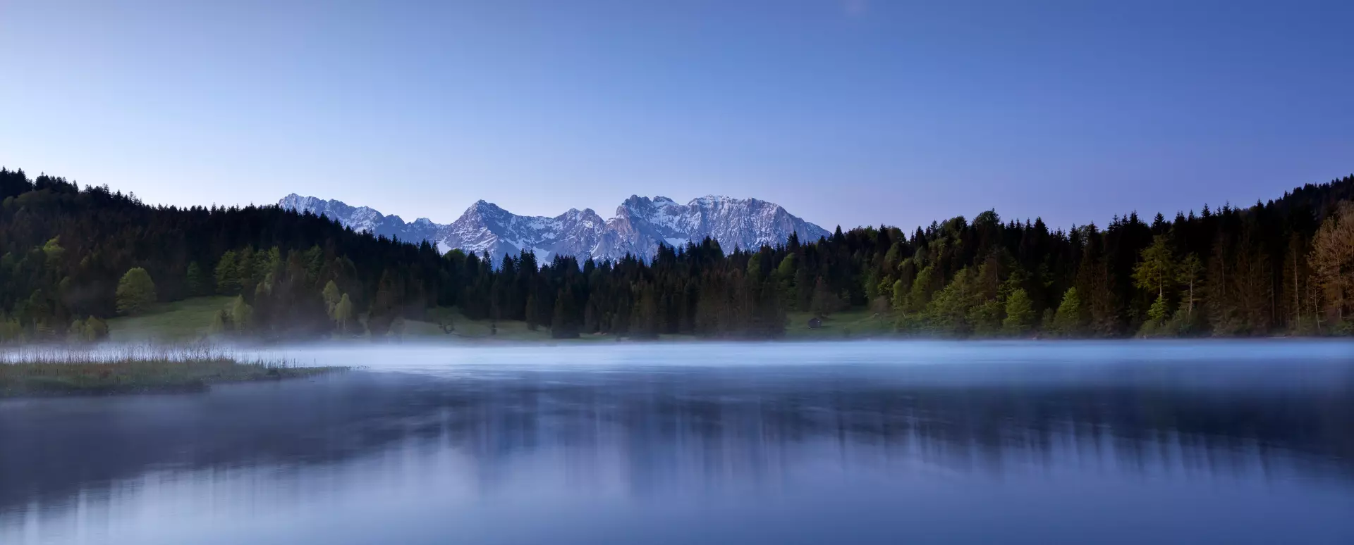 Berglandschaft fotografiert bei Dämmerung mit Mondlicht und wald fotografiert von artistravel Dozent Heinz Wohner