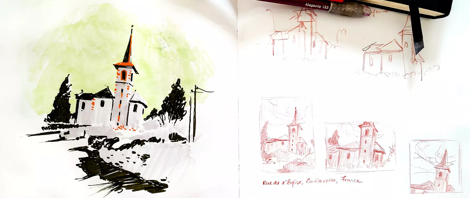 Skizzenbuch mit Kompositionen einer Kirche mit Turm, links farbige Tuschezeichnung, rechts mehrere rote Bleistiftskizzen mit Notiz 'Rue de l'Église, La Clavière, France erstellt von artistravel Dozentin Fabia Zobel