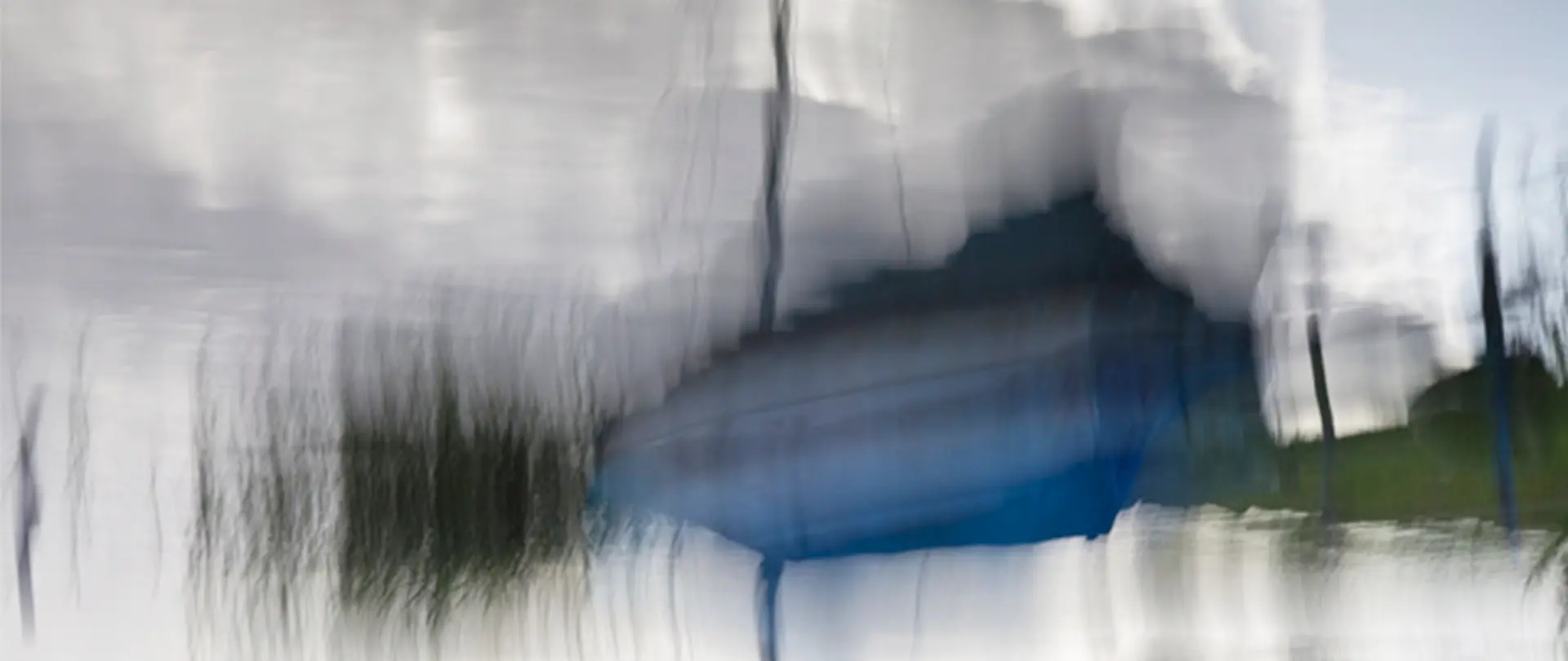 Abstrakte Fotografie mit verschwommenen Linien und Farben, die einen kreativen, künstlerischen Umgang mit Licht und Bewegung zeigt