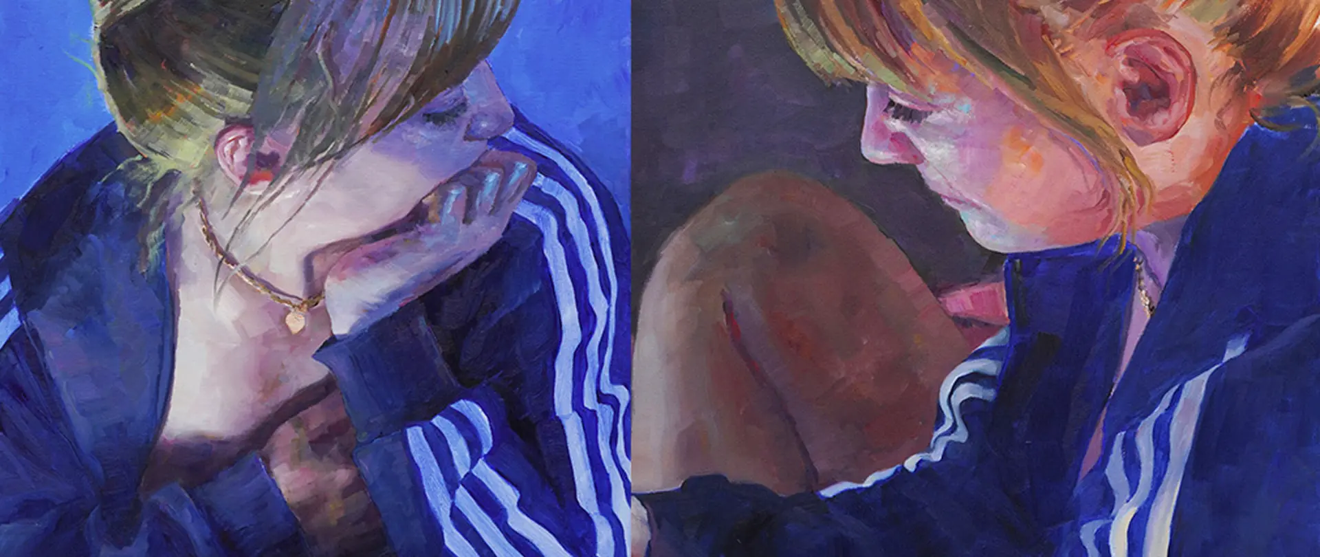Zweiseitiges Porträt einer jungen Frau in blauer Jacke mit weißen Streifen, die nachdenklich und detailreich in lebendigen Farben gemalt ist