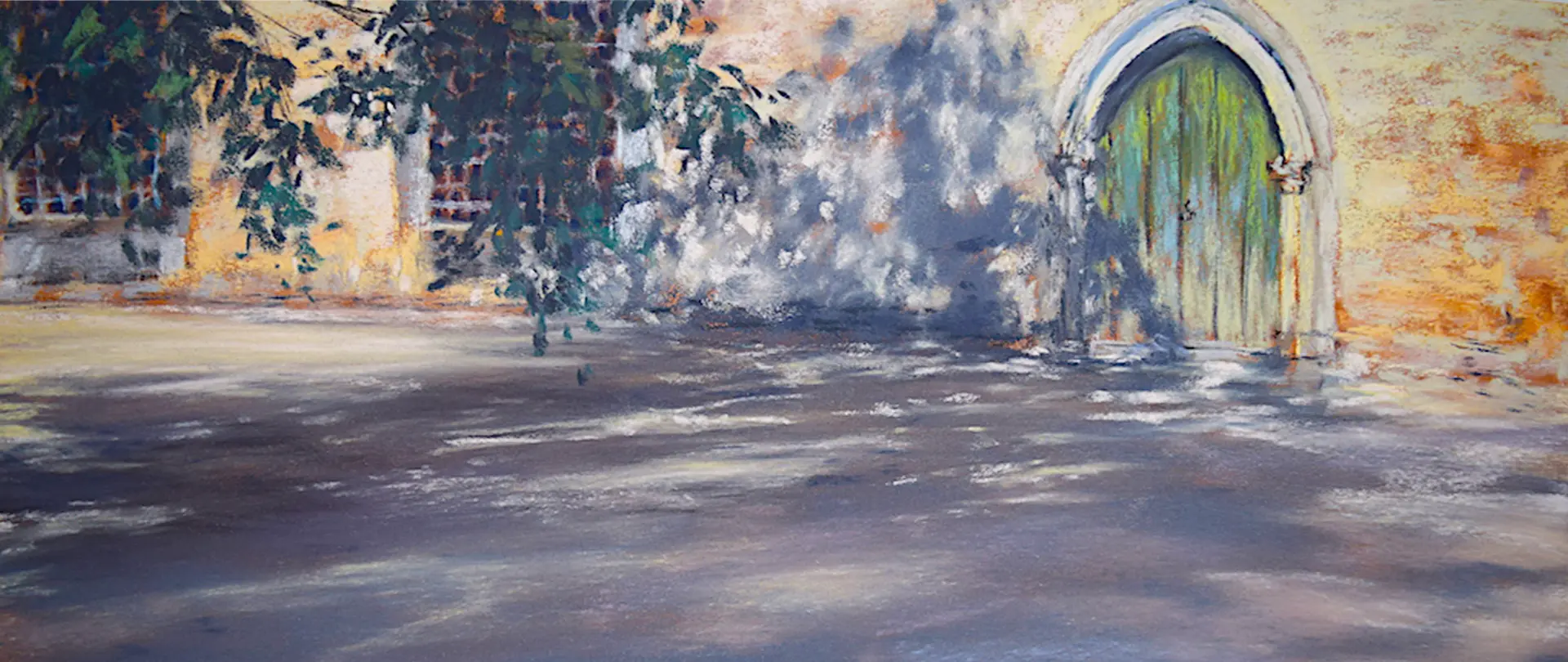 Schatten von Baumblättern auf hellem Boden vor einer alten Mauer mit grünem, bogenförmigem Holztor in Pastellfarben