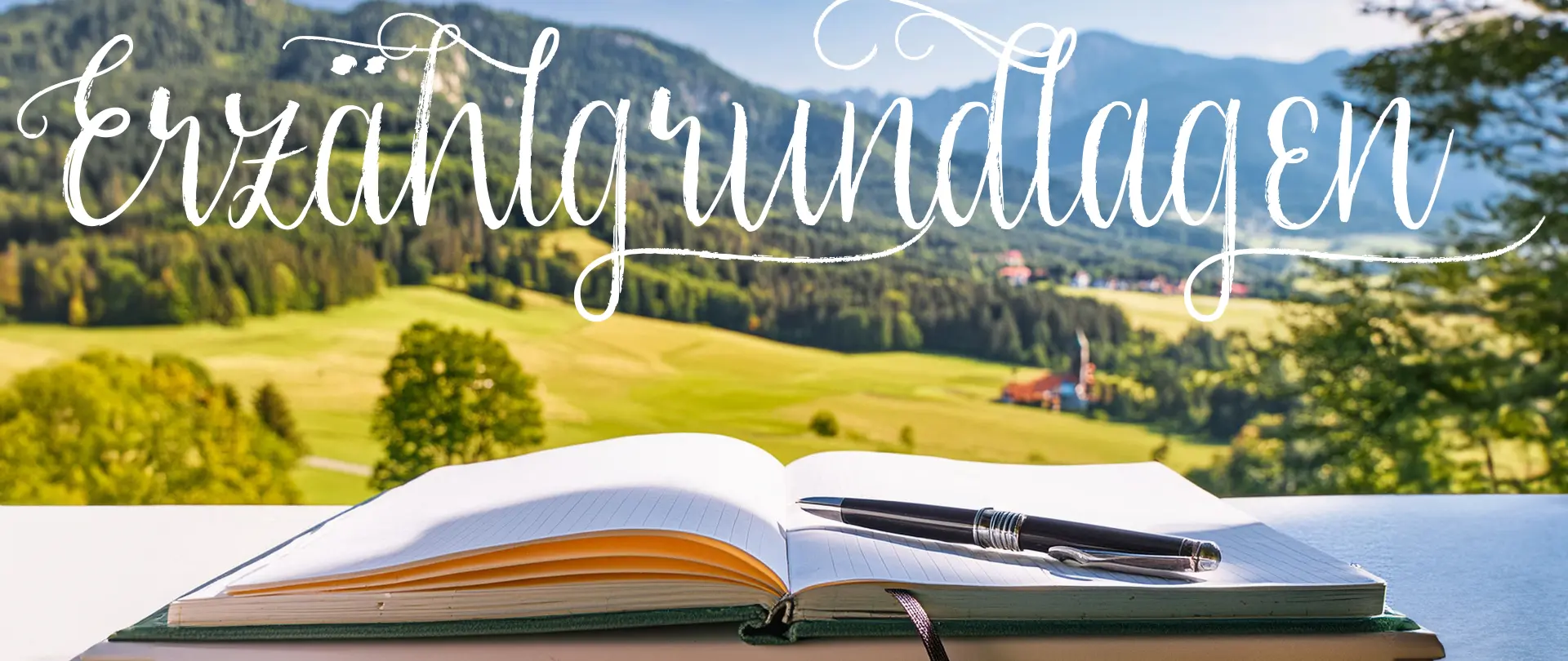 Offenes Buch und Stift vor Alpenlandschaft mit Schriftzug „Erzählgrundlagen“ als Symbol für kreatives Schreiben und Erzähltechniken im Alpenraum