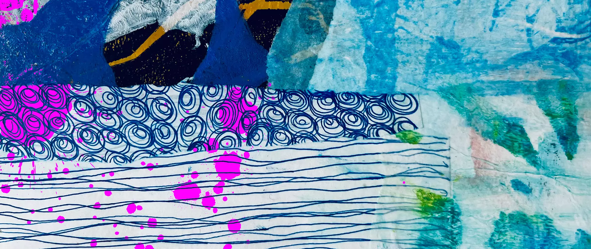 Abstrakte Collage mit wellenförmigen Linien, Kreisen und Farbklecksen in Blau-, Weiß- und Pinktönen, die experimentelles und freies künstlerisches Arbeiten vermittelt