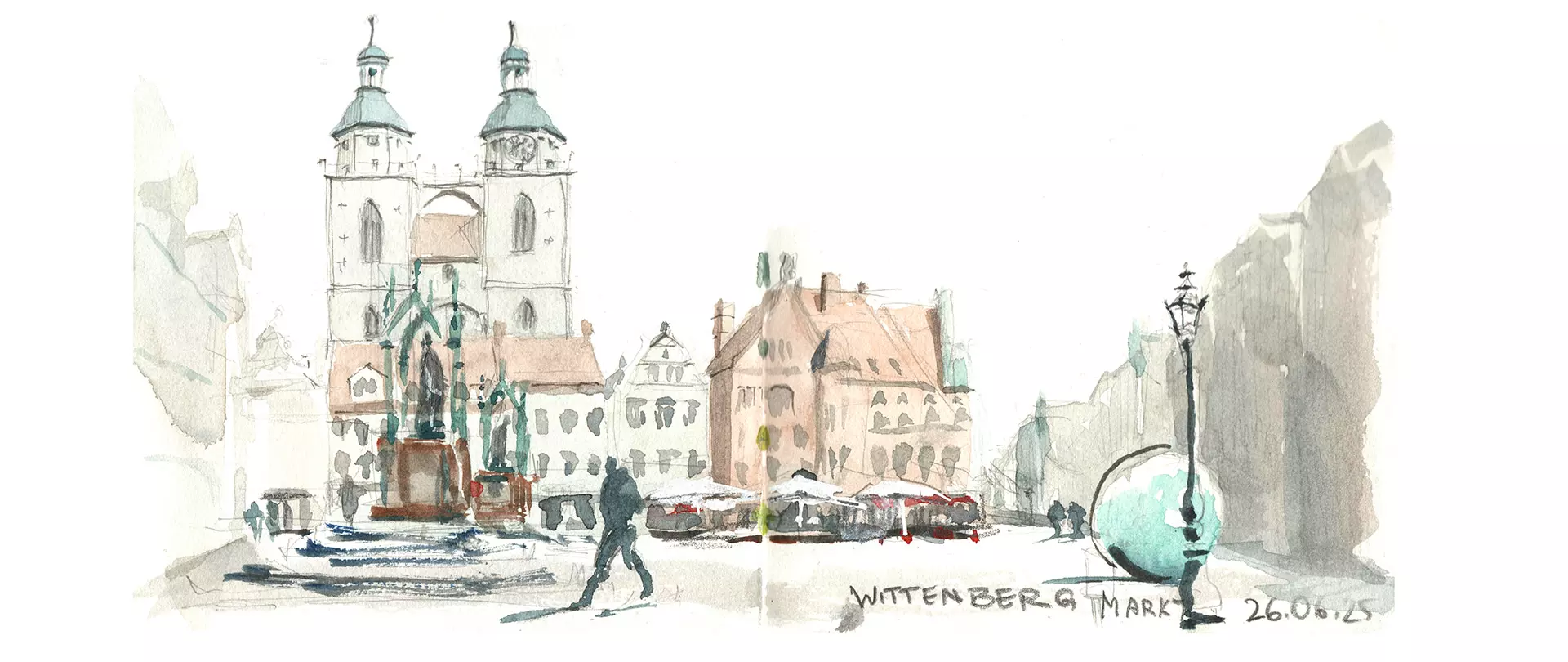Urban Sketching einer urbanen Szene mit altem Rathaus, historischem Brunnen und Passant auf dem Wittenberger Marktplatz in Aquarell und Linienzeichnung