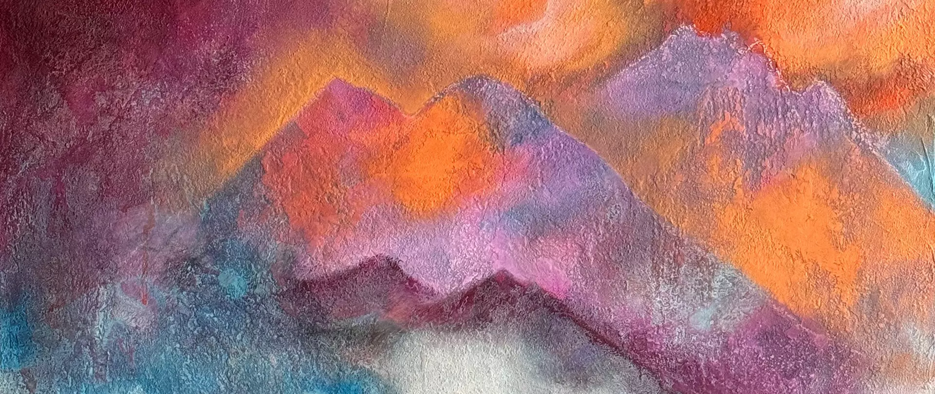 Abstrakte Landschaftsmalerei mit Bergen und lebendigen Farben in Orange, Lila und Blau, die Weite, Tiefe und Struktur vermitteln